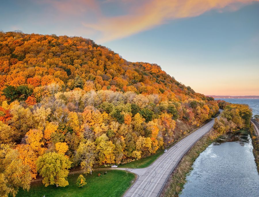 Aspen mang đến không khí trong lành, những con đường mòn ven núi thích hợp cho hiking nhẹ nhàng