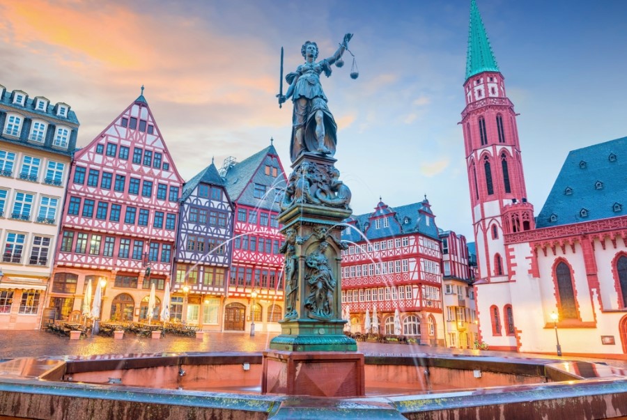 Quảng trường Römerberg tọa lạc tại khu phố cổ Altstadt Frankfurt