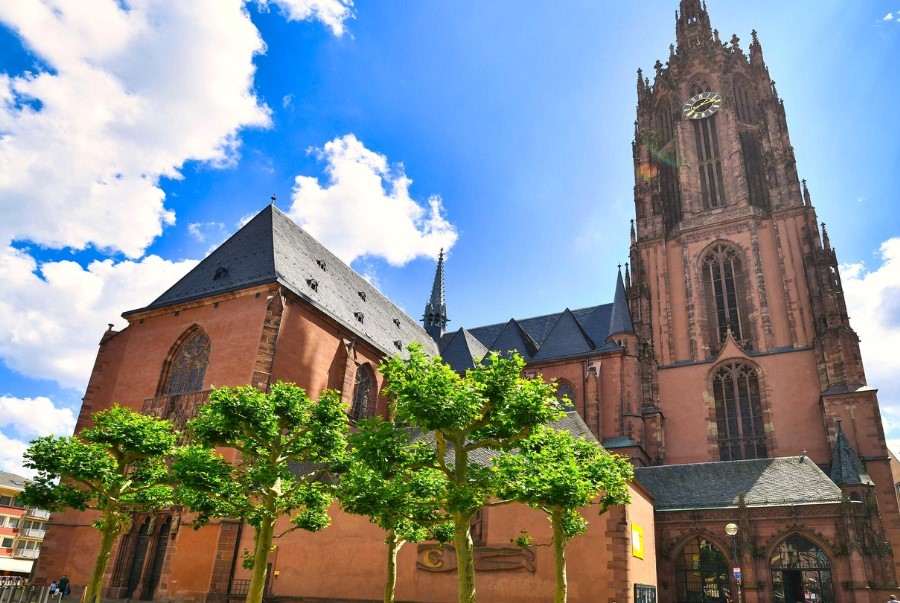 Main Tower là một trong những tòa nhà chọc trời nổi bật của Frankfurt và là điểm ngắm toàn cảnh thành phố từ trên cao