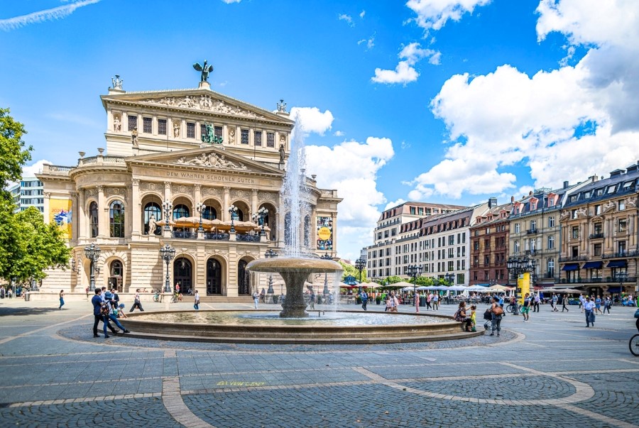 Khu phố Sachsenhausen với các quán rượu táo truyền thống ở Frankfurt