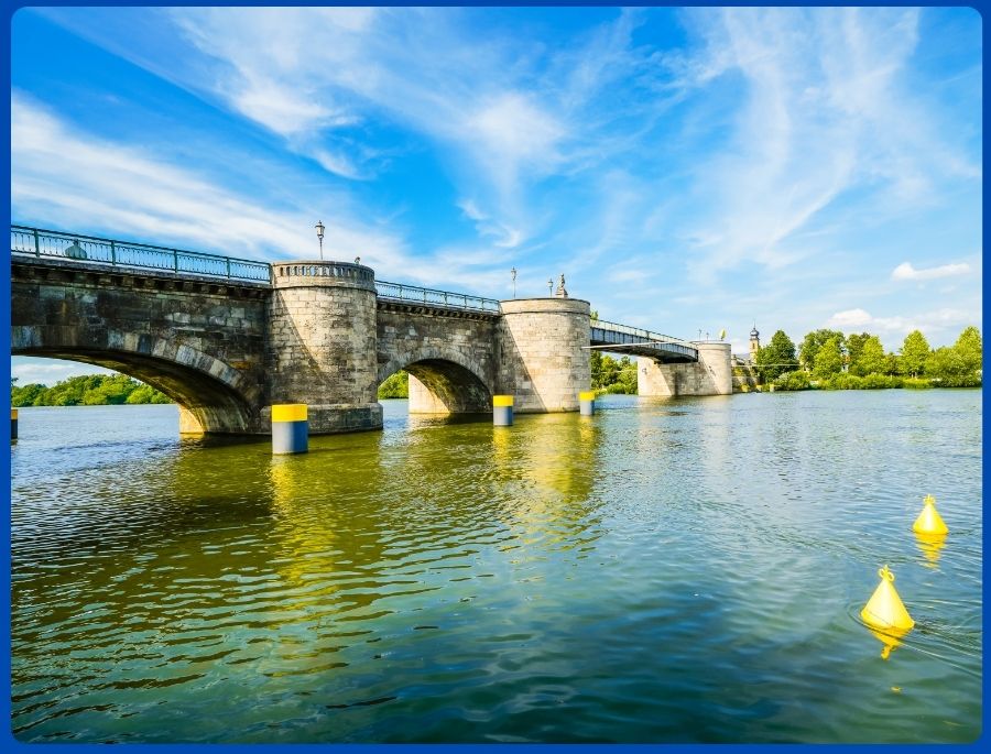 Cây cầu đá Old Main Bridge là một trong những cây cầu đá cổ nhất nước Đức.