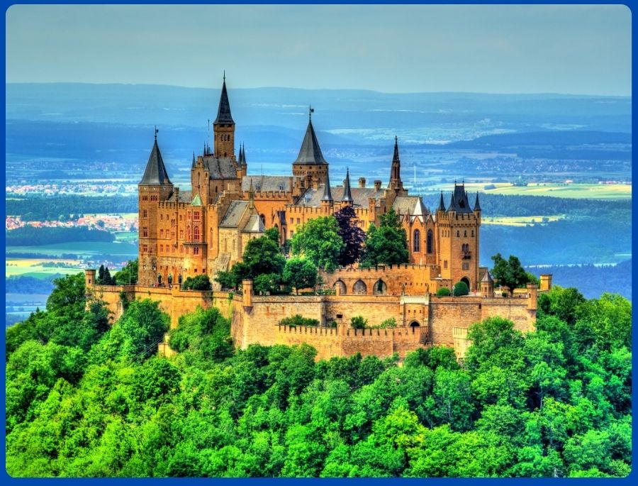 Lâu đài Hohenzollern nằm uy nghi trên đỉnh núi Zollerberg ở độ cao khoảng 855 mét