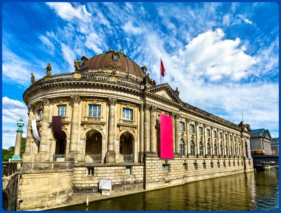 Museumsinsel (Đảo Bảo tàng) là một quần thể độc đáo nằm giữa lòng sông Spree của thủ đô Berlin