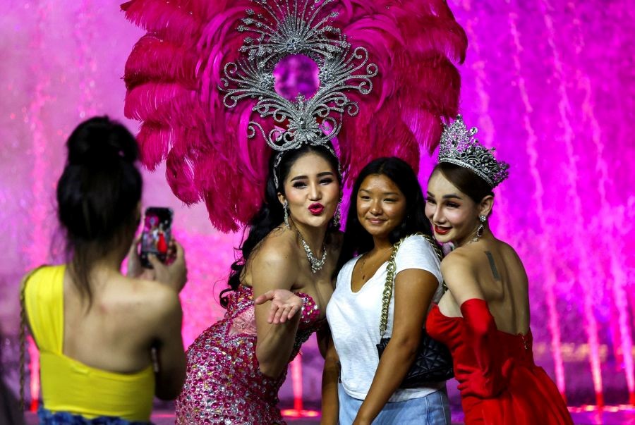 Sau khi xem biểu diễn Tiffany show du khách có thể chụp ảnh với các vũ công