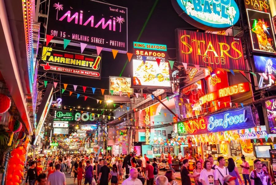 Walking Street tại Pattaya sôi động về đêm