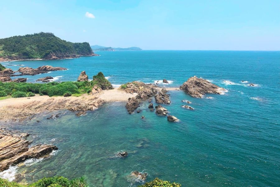 Biển đảo Cô Tô sở hữu vẻ đẹp hoang sơ và làn nước biển trong vắt.