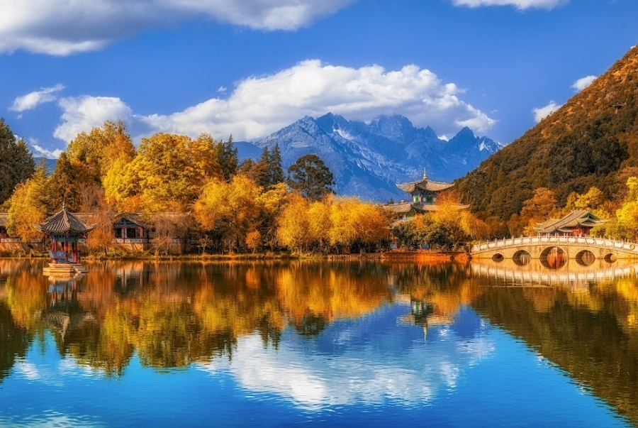 Khung cảnh mùa thu tại Hắc Long Đàm với hồ nước trong veo phản chiếu núi tuyết Ngọc Long tuyệt đẹp