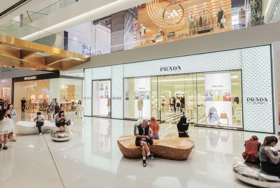 Tầng trệt của trung tâm là không gian mua sắm cao cấp với hàng loạt thương hiệu xa xỉ