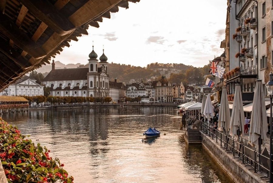 Lucerne vào thu khoác lên vẻ cổ kính trầm mặc bên hồ nước phẳng lặng