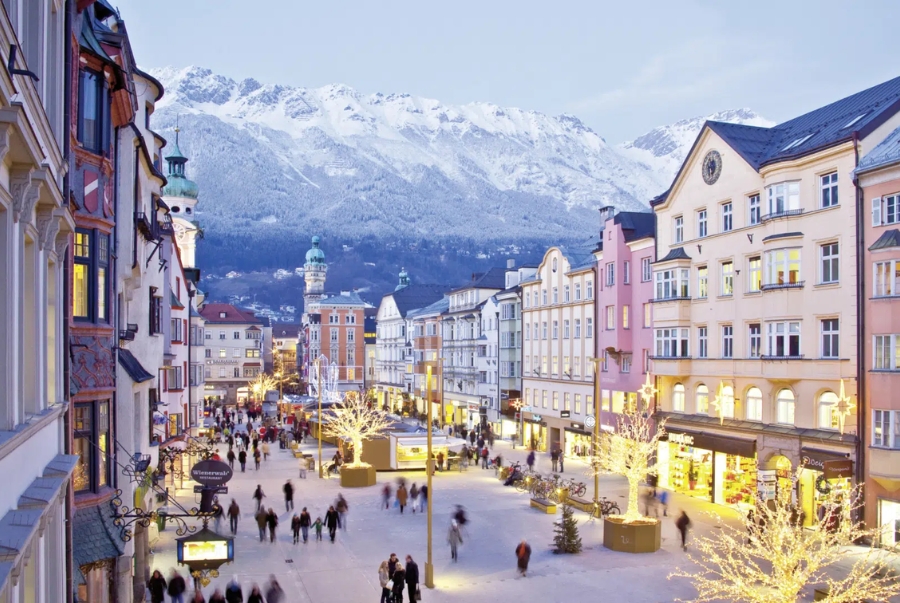 Innsbruck nằm giữa trung tâm dãy Alps được bao quanh bởi những ngọn núi sừng sung phủ đầy tuyết trắng