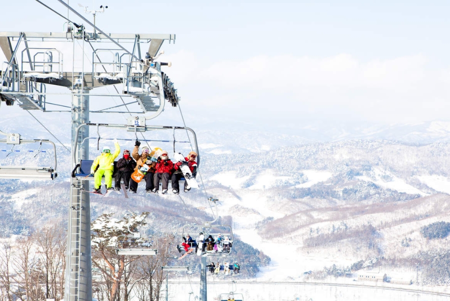 Alpensia Resort cung cấp hệ thống cáp treo đưa du khách lên đỉnh núi một cách dễ dàng