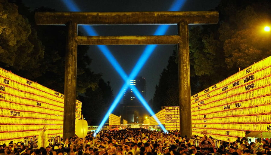 Lễ hội Mitama ở đền Yasukuni với hàng ngàn chiếc đèn lồng giấy thắp sáng, tạo nên một khung cảnh huyền ảo