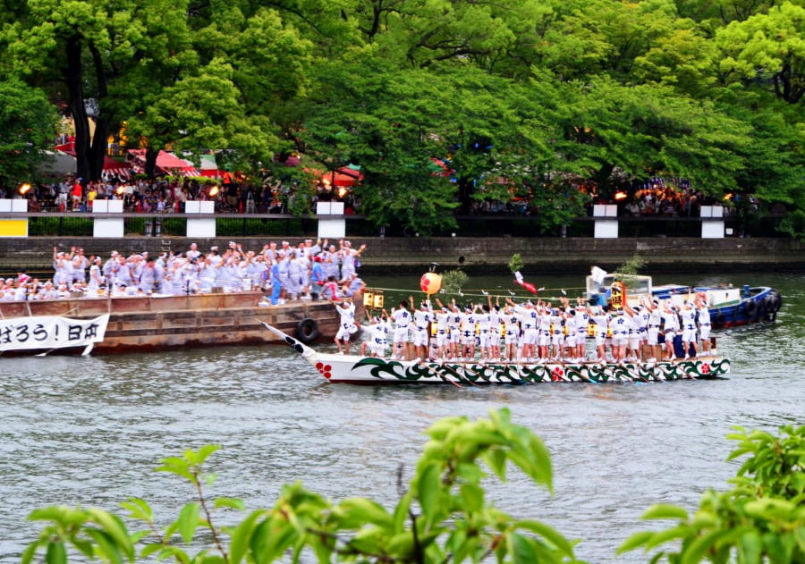Tenjin Matsuri là một trong những lễ hội Lễ hội Nhật Bản lớn và lâu đời nhất ở Osaka