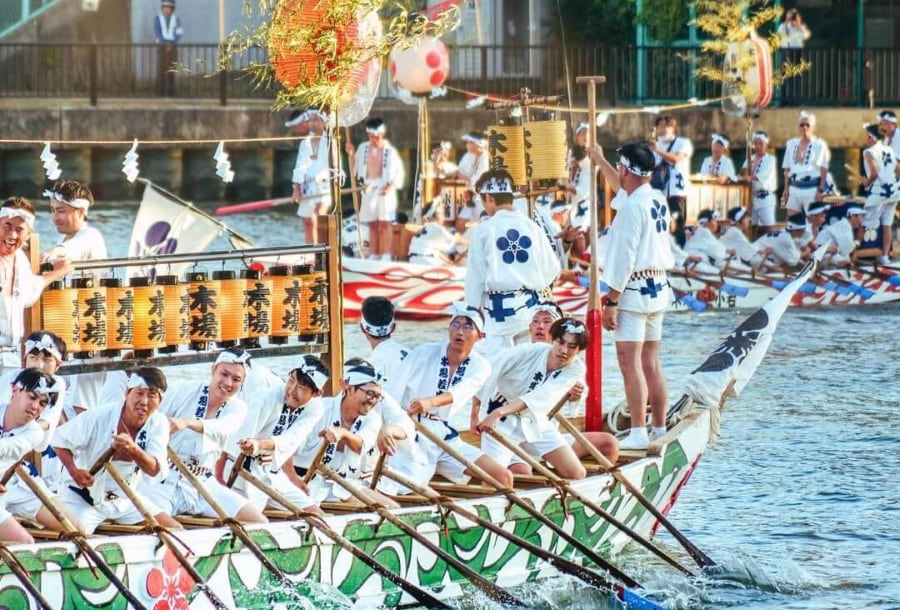 Tenjin Matsuri thu hút đông đảo người dân địa phương và du khách