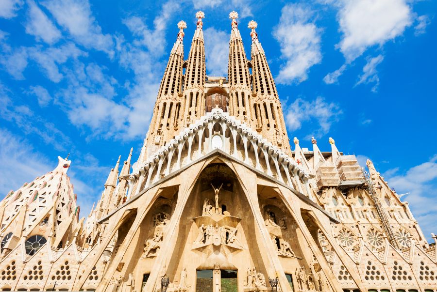 Nhà thờ Sagrada Família sở hữu kiến trúc vô cùng tinh xảo