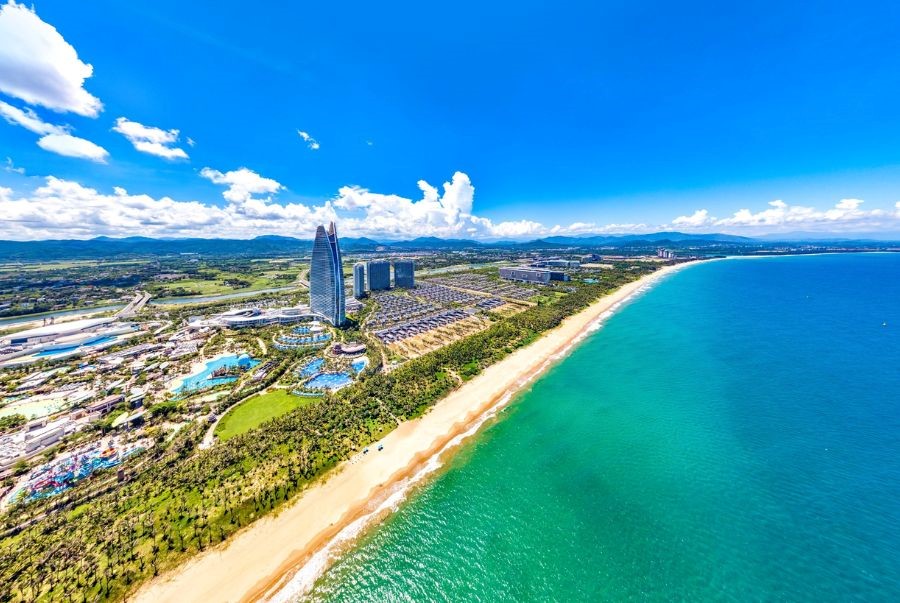 Bãi biển Tam Á là thiên đường nghỉ dưỡng Hải Nam với làn nước trong xanh và nhiều resort cao cấp
