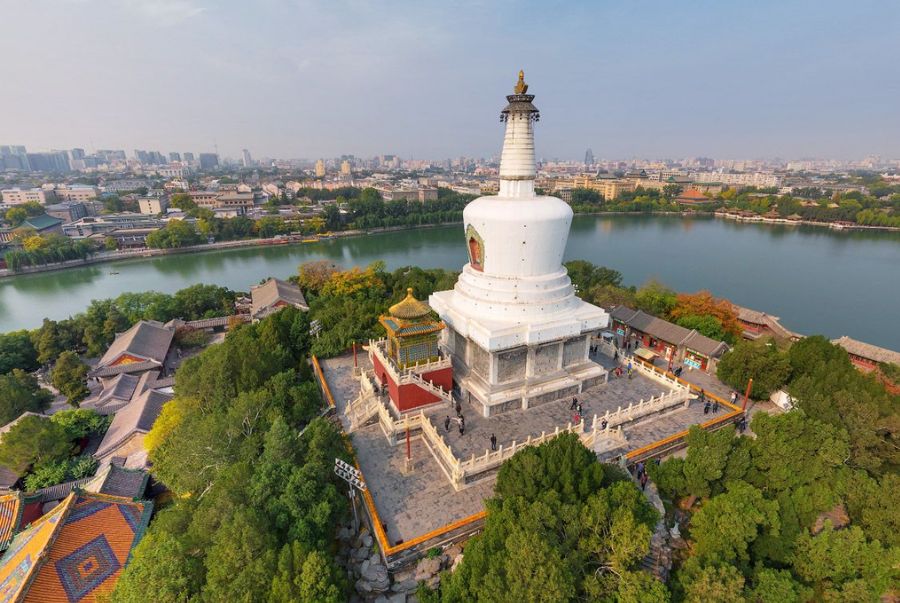 Bạch Tháp cao 35 mét tọa lạc trên đỉnh đảo Qionghua là điểm nhấn đặc biệt của công viên