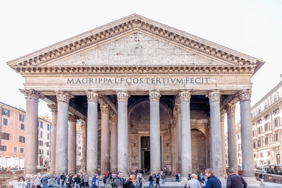 Dòng chữ Latin vẫn còn rõ nét ngay trên mặt tiền để ghi nhớ công lao xây dựng của Agrippa