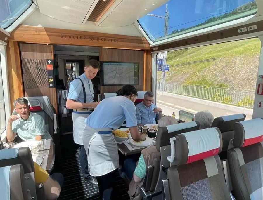 Đội ngũ nhân viên trên tàu phục vụ bữa ăn cho du khách ngay tại chỗ ngồi