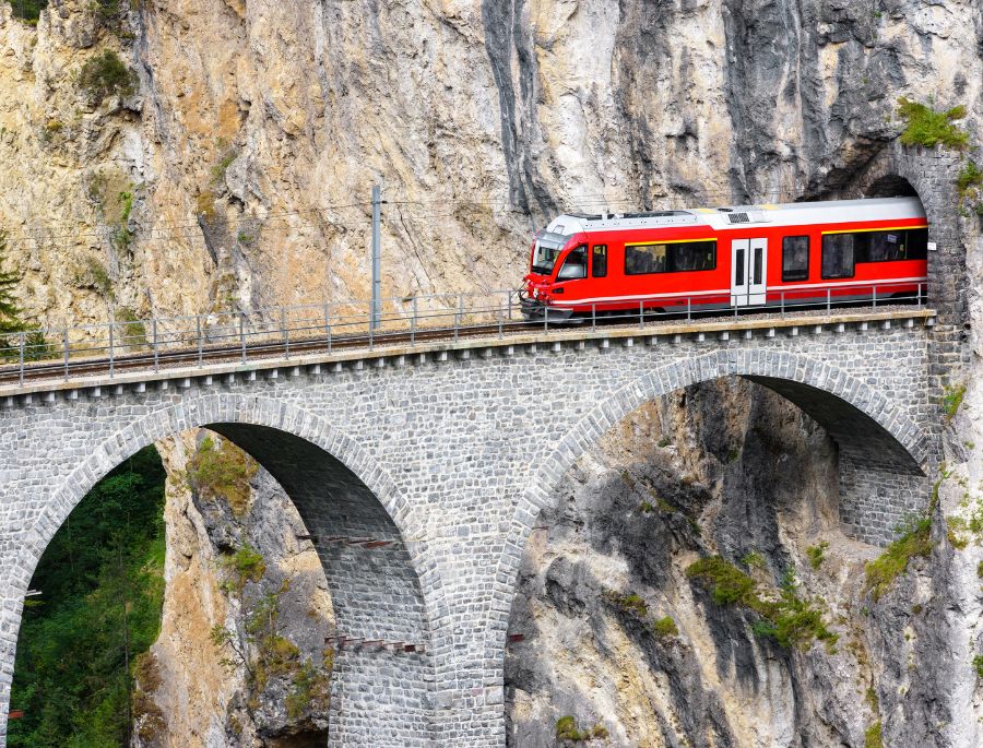 Glacier Express là biểu tượng của sự kết nối với những phong cảnh đối lập nhưng đều tuyệt đẹp