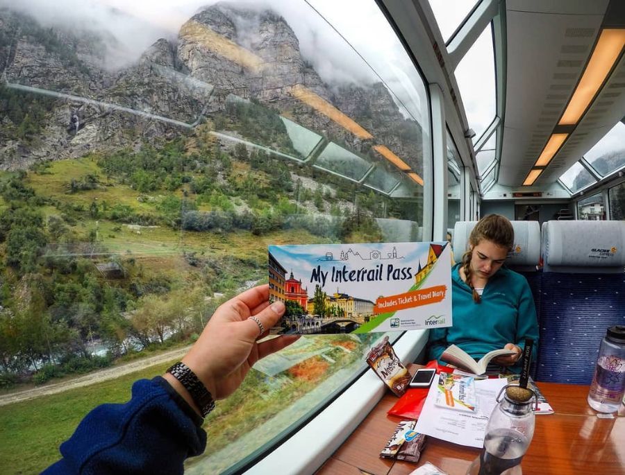 Du khách có thể đặt mua vé Glacier Express trực tiếp trên website hoặc các đại lý du lịch