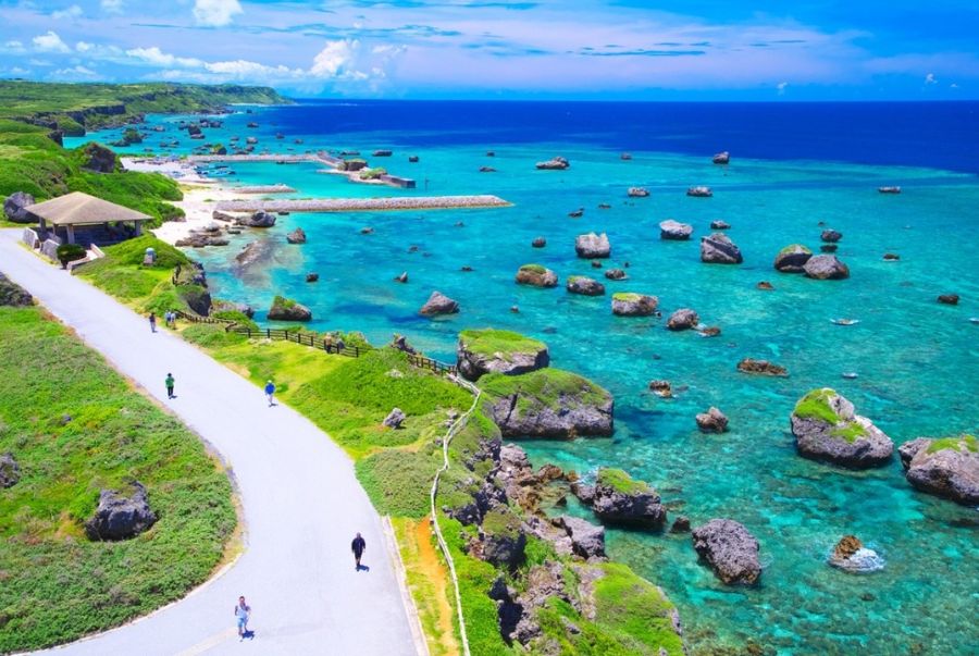  Khung cảnh nắng vàng và biển xanh tại hòn đảo Okinawa xinh đẹp