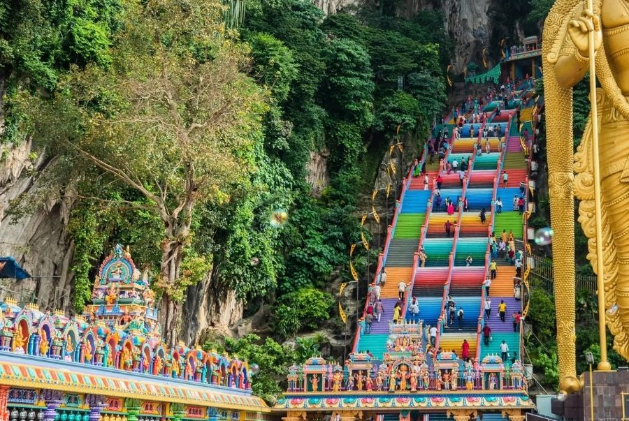 Bậc thang cầu vồng 272 bậc dẫn lên Temple Cave đã làm nên sức hút của động Batu