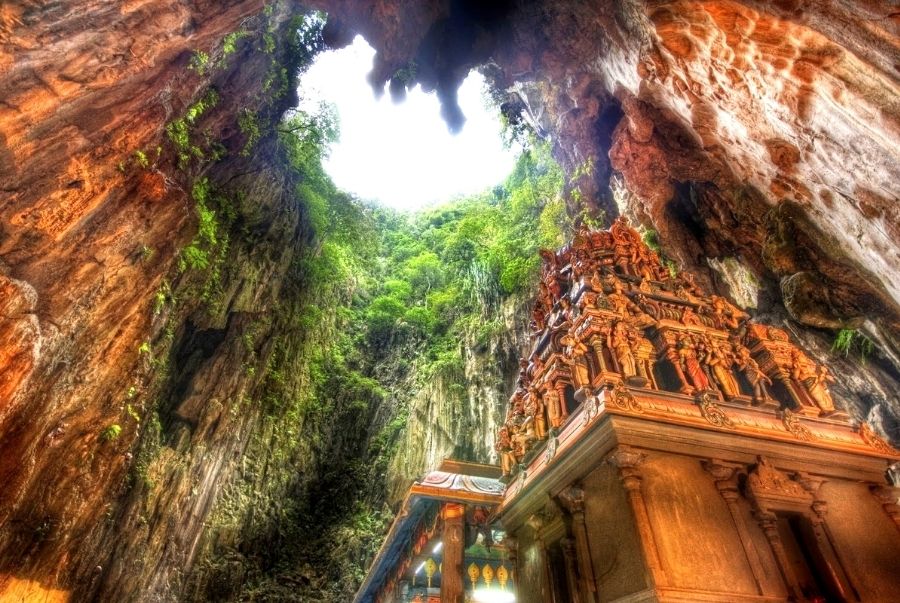 Khối núi đá vôi của động Batu với khoảng 400 triệu năm tuổi địa chất