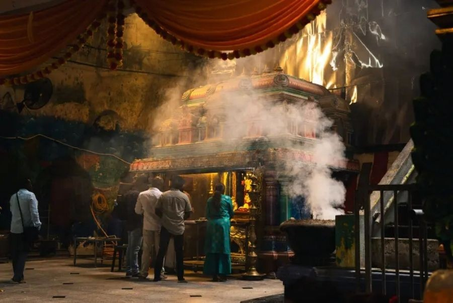 Bên trong Temple Cave là nơi dâng hương và cầu nguyện