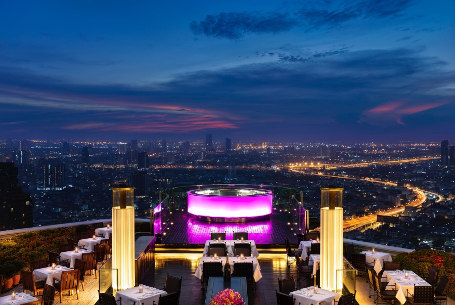 Sky Bar nằm trên tầng 63 của tòa nhà Lebua State Tower mang đến tầm nhìn bao quát toàn bộ thành phố Bangkok