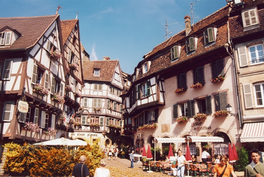 Phố cổ Colmar thu hút nhiều du khách đến tham quan bởi cảnh sắc lãng mạn của nơi này