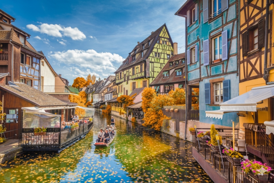 Đi dạo thuyền gỗ trên Little Venice là hoạt động không thể thiếu mỗi khi ghé thăm Colmar