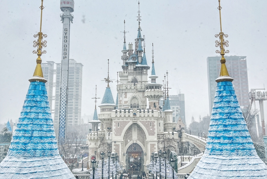 Lotte World là công viên giải trí được săn đón nhất trong các chuyến du lịch Hàn Quốc mùa đông