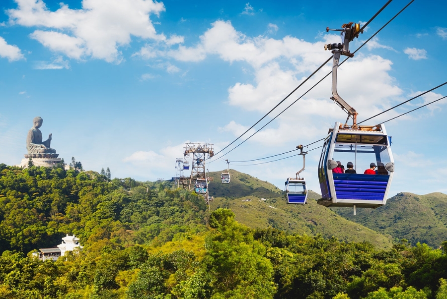Tuyến cáp treo Ngong Ping 360 dài hơn 5km mang đến du khách góc nhìn ngoạn mục từ trên cao