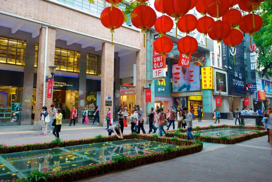 Phố đi bộ Bắc Kinh Lộ sở hữu hàng loạt cửa hàng, trung tâm thương mại và nhà hàng