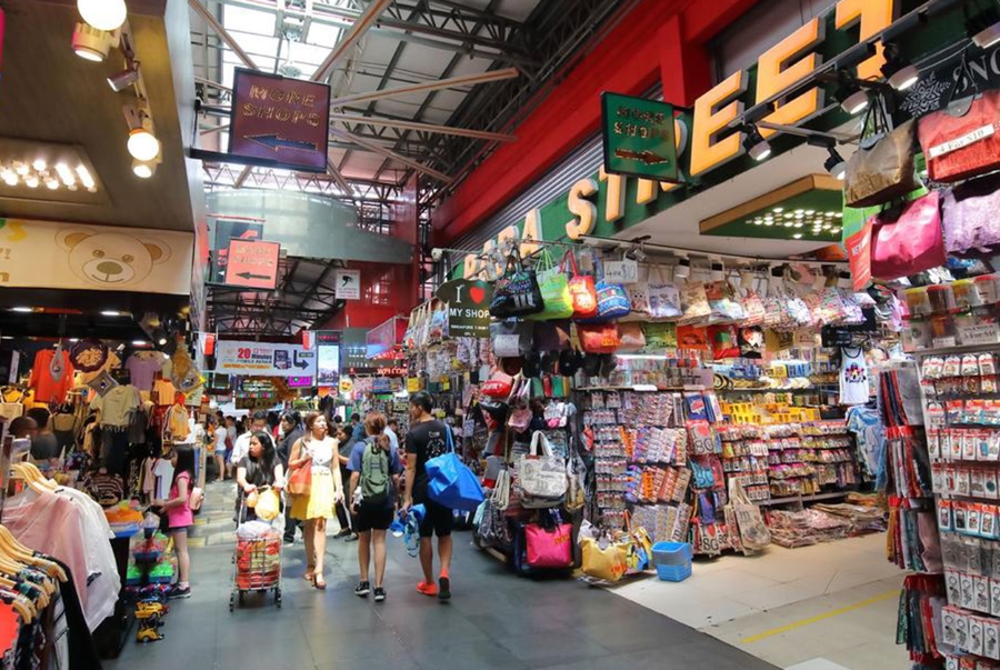 Singapore nổi tiếng với nhiều khu mua sắm từ bình dân đến cao cấp với đa dạng mặt hàng và phong cách khác nhau