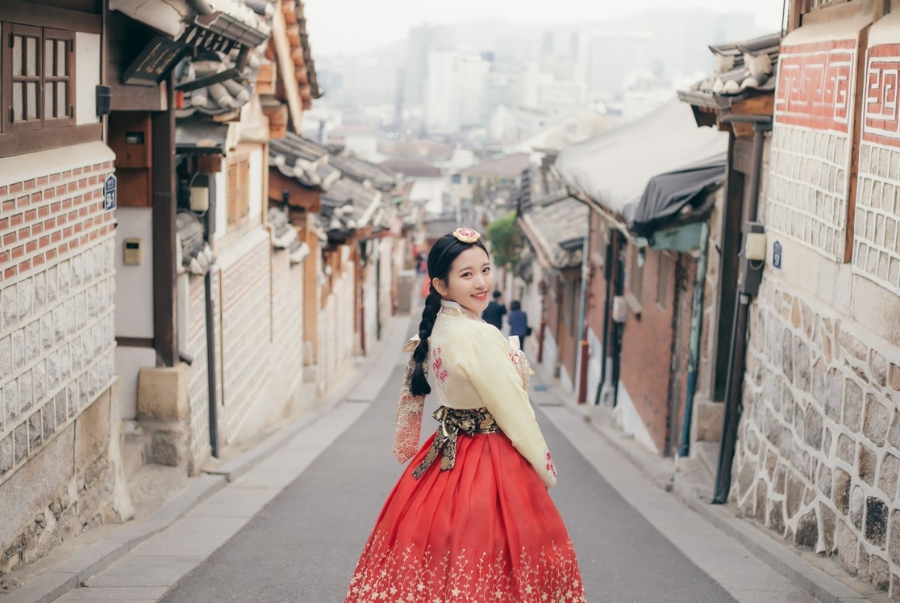 Khoác lên mình bộ Hanbok và chụp ảnh để lưu giữ kỷ niệm cho năm mới