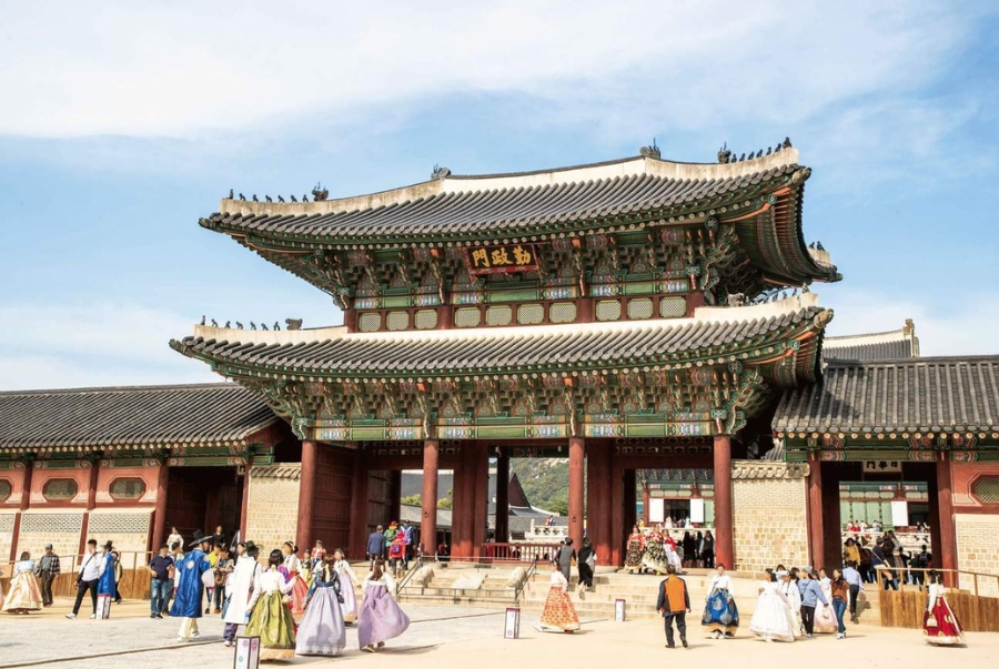 Tham gia lễ cầu may tại các ngôi chùa và đền thờ đầu năm cũng là một nét đẹp văn hoá của người dân nơi đây