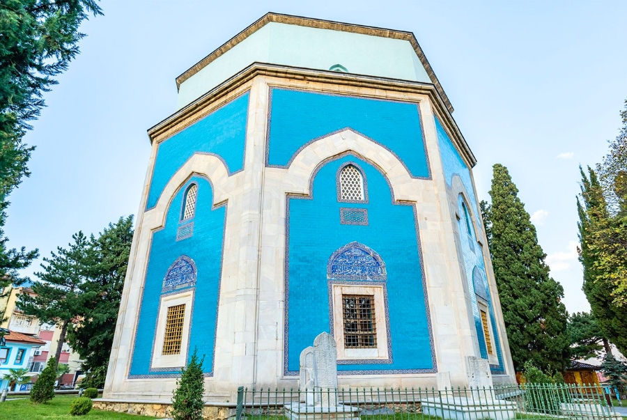 Nơi đây là tổ hợp thánh đường và lăng mộ nổi tiếng với sắc xanh ngọc rực rỡ