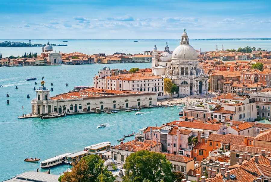 Venice hấp dẫn du khách bởi những con kênh đào uốn lượn