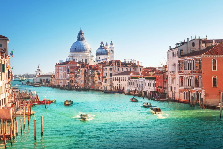 Venice được xây dựng trên hơn 100 hòn đảo nhỏ