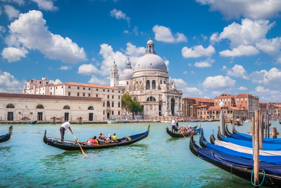 Grand Canal được xem là trục giao thông chính của Venice