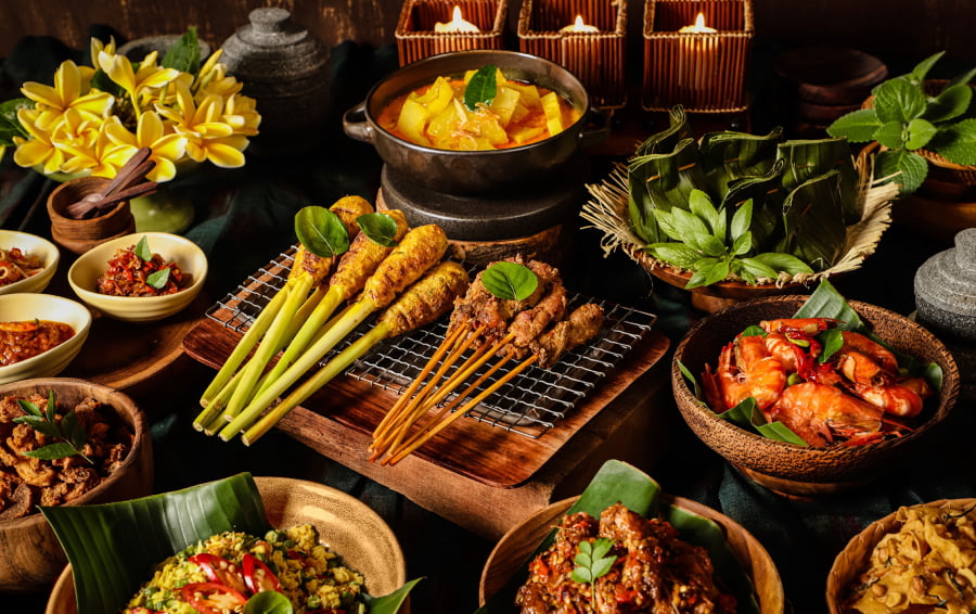 Thưởng thức ẩm thực địa phương cũng là một trong những mẹo hữu ích giúp chuyến du lịch Bali tự túc của bạn tiết kiệm hơn