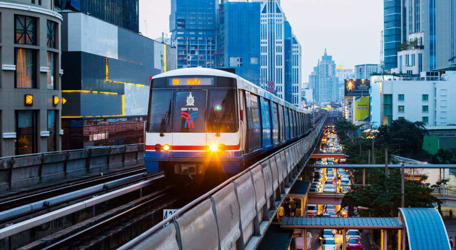 Hệ thống giao thông tại Bangkok và Pattaya khá đa dạng, cho phép bạn dễ dàng di chuyển giữa các điểm đến