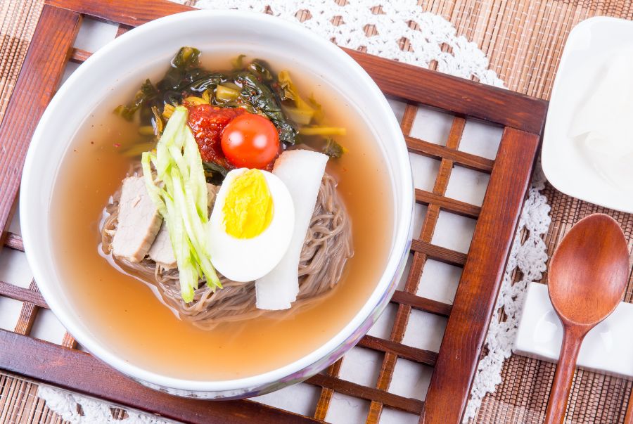 Mì lạnh Mul Naengmyeon là một trong những món ăn mang đậm dấu ấn ẩm thực Hàn Quốc
