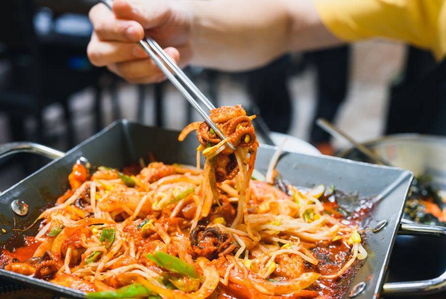 Nakji Bokkeum là một trong những món ăn đặc trưng thể hiện trọn vẹn tinh thần "cay – mạnh – đậm vị" của ẩm thực Hàn Quốc​