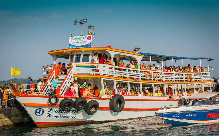 Phà công cộng là cách phổ biến và tiết kiệm nhất để ra đảo