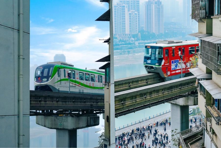 Khoảnh khắc tàu điện tiến vào chung cư, cảnh tượng khiến nhiều du khách háo hức chờ đợi