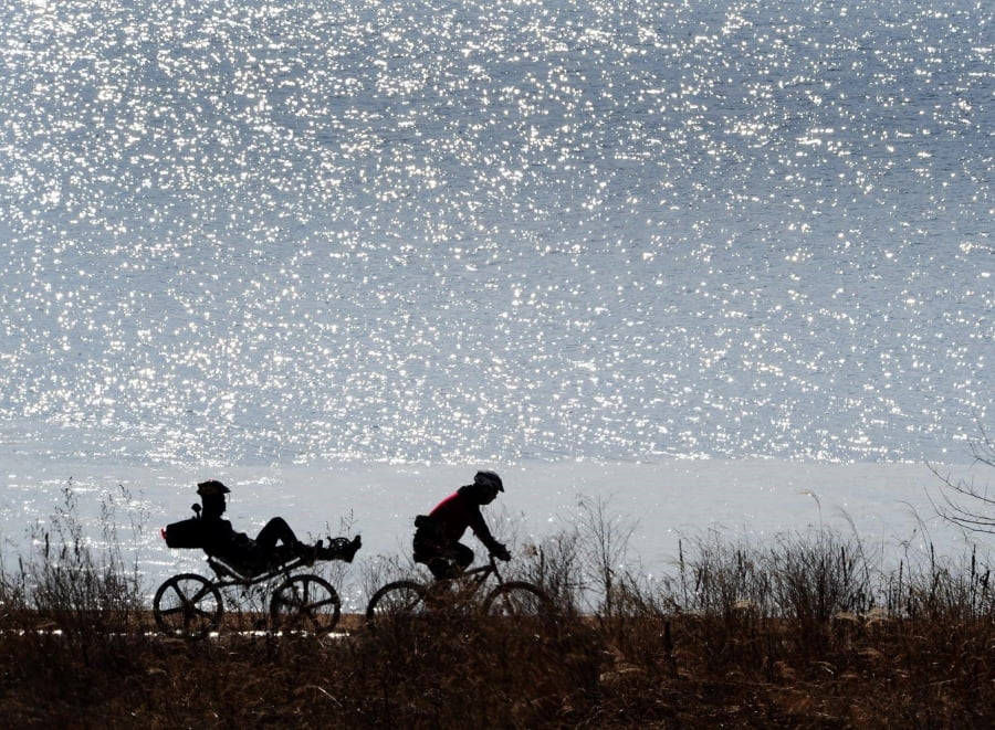 Đi dạo và đạp xe dọc bờ sông Hàn là một trải nghiệm không thể bỏ qua khi du lịch Hàn Quốc, đặc biệt là ở Seoul