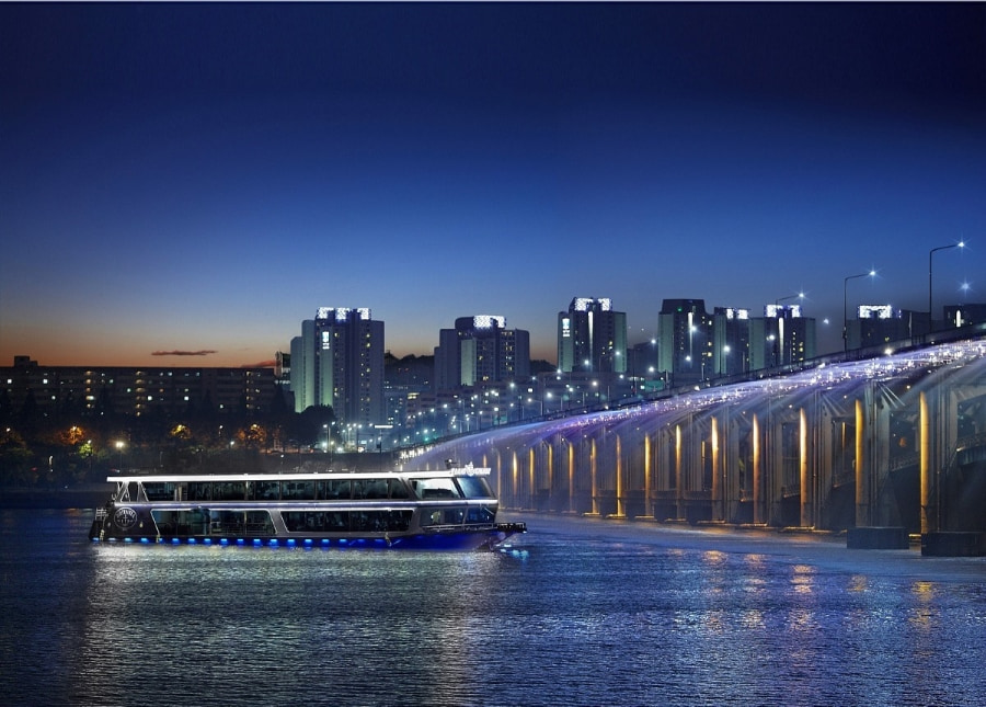Khi thành phố lên đèn, cả hai bên bờ sông rực rỡ trong ánh sáng lung linh, tạo nên một khung cảnh lãng mạn và huyền ảo